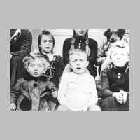 022-0371 Der zweite Geburtstag von Ilse Bressem am 10. Oktober 1943. Hier, im Bild links, mit ihren Geburtstagsgaesten..jpg